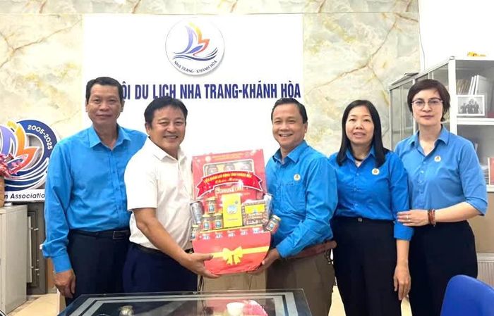 Ông Bùi Đăng Thành - Phó Chủ tịch Liên đoàn Lao động tỉnh thăm, tặng quà chúc mừng Hiệp hội Du lịch tỉnh.