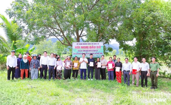 Lãnh đạo xã Bác Ái trao Giấy chứng nhận quyền sử dụng đất cho các hộ dân thực hiện dự án cánh đồng mẫu lớn Phước Chính.