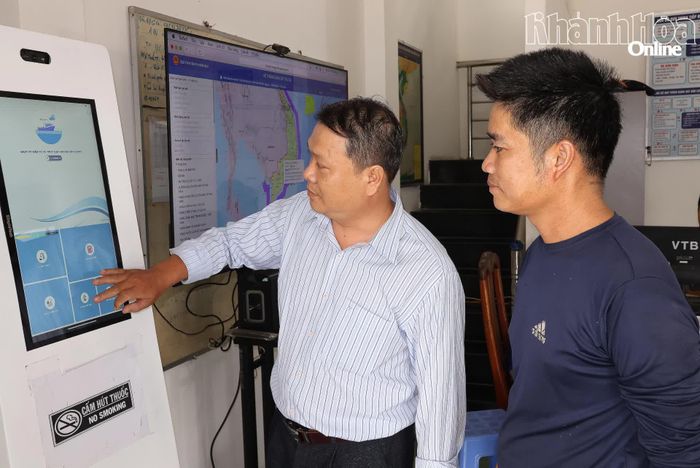 Hướng dẫn ngư dân ghi nhật ký điện tử và truy xuất nguồn gốc.