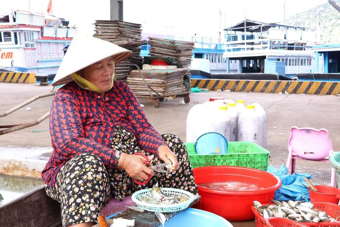 Bà Nguyễn Thị Nở làm cá tại khu vực cảng.