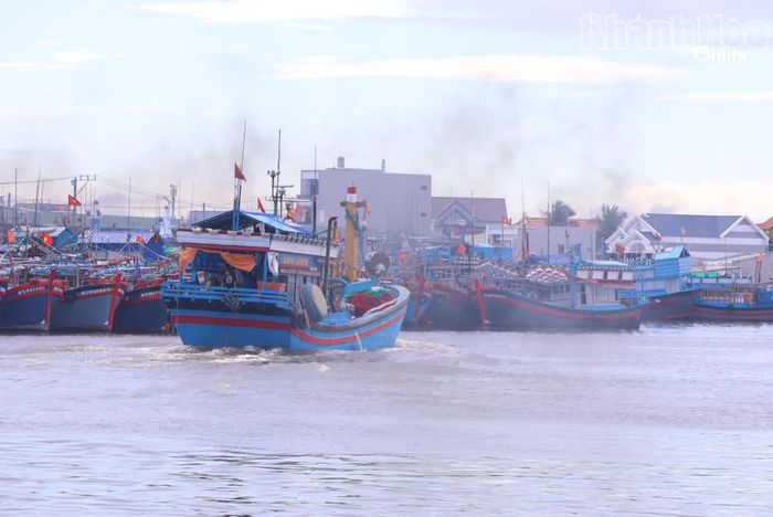 Con tàu tiếp tục vươn khơi bám biển.
