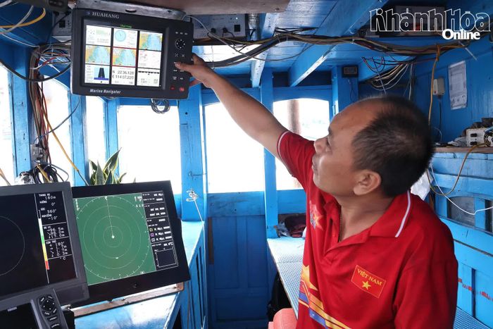 Ngư dân kiếm tra các thiết bị trước chuyến biển.