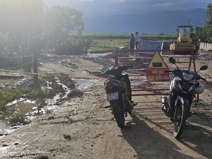 Xã Bác Ái Tây đã cắm biển cảnh báo ở một khu vực có nước lũ tràn qua.