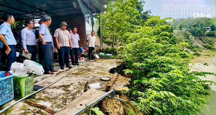 Phó Chủ tịch UBND tỉnh Trịnh Minh Hoàng kiểm tra khu vực sạt lở bờ Sông Cái ở thôn 1, xã Khánh Vĩnh vào ngày 15-9.