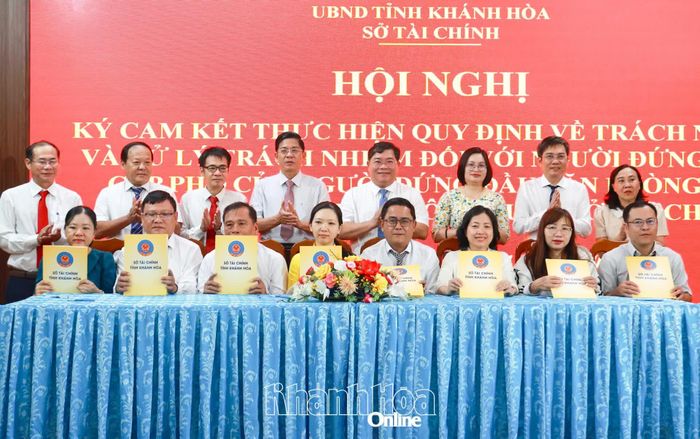 Các phó trưởng phòng ký cam kết.