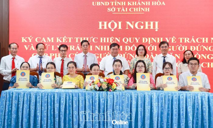 Các phó trưởng phòng ký cam kết.