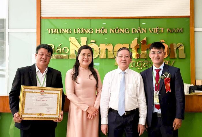 Lãnh đạo Trung ương Hội Nông dân Việt Nam và Hội Nông dân tỉnh chụp hình lưu niệm với các gương nông dân Khánh Hòa.