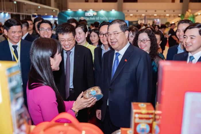Phó Thủ tướng Thường trực Phạm Gia Túc đến xem gian hàng của Yến sào Khánh Hòa.