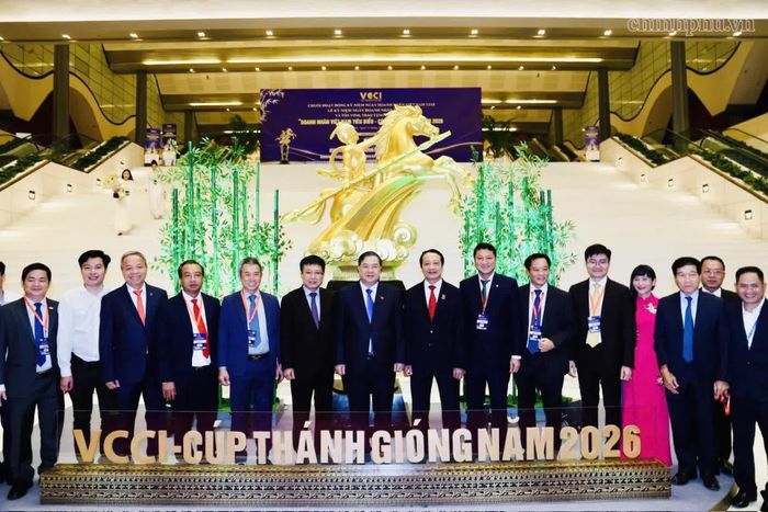 Bà Trịnh Thị Hồng Vân và các doanh nhân chụp hình cùng Phó Thủ tướng Thường trực Phạm Gia Túc.