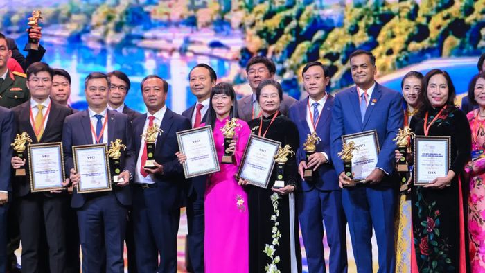 Bà Trịnh Thị Hồng Vân cùng các doanh nhân tiêu biểu toàn quốc được tôn vinh.