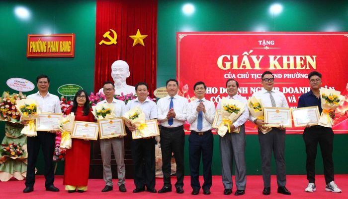 Lãnh đạo phường Phan Rang khen thưởng các doanh nghiệp có đóng góp tích cực cho địa phương năm 2026.
