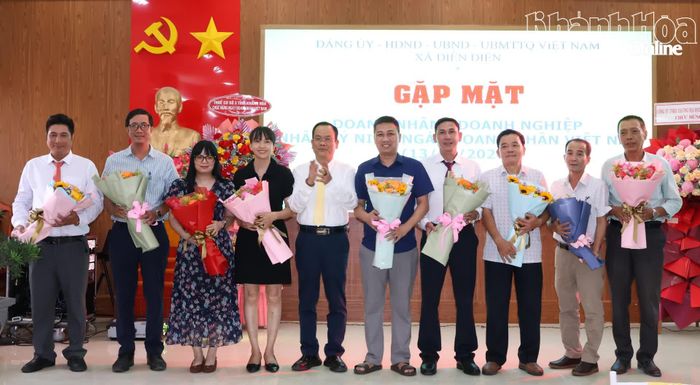 Ông Đặng Văn Tuấn - Bí thư Đảng ủy, Chủ tịch HĐND xã Diên Điền tặng hoa chúc mừng các doanh nhân.