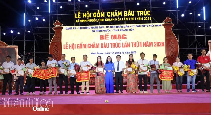 Ban tổ chức trao giải cho các đội đạt thành tích cao tại Hội thi thể thao, trò chơi dân gian.