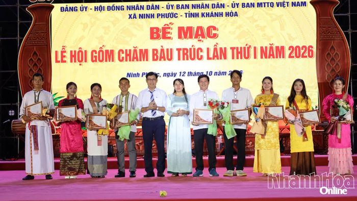 Ban tổ chức trao giải cho các thí sinh tham gia Hội thi Tiếng hát dân ca Chăm.