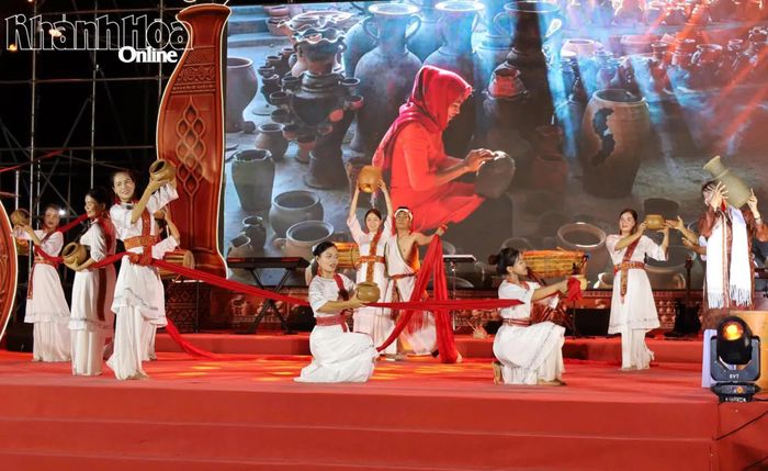 Một tiết mục văn nghệ tại lễ bế mạc.