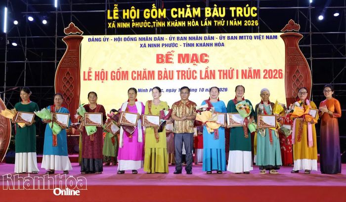 Ban tổ chức trao giải cho các thí sinh tham gia Hội thi Tay nghề làm gốm của người Chăm.