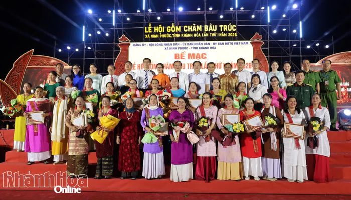Các đại biểu và thí sinh chụp hình lưu niệm.