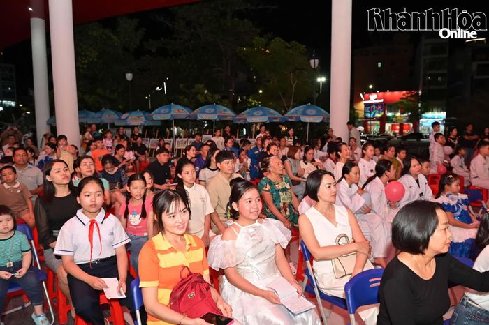 Đông đảo phụ huynh, thiếu nhi và người dân đến xem chương trình.