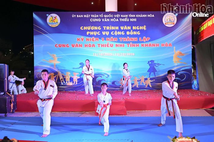 Màn biểu diễn võ thuật của học viên lớp taekwondo.