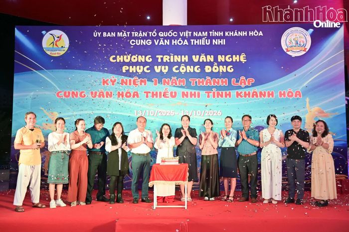 Các đại biểu thực hiện nghi thức cắt bánh kem mừng kỷ niệm 1 năm Ngày thành lập Cung Văn hóa thiếu nhi tỉnh.