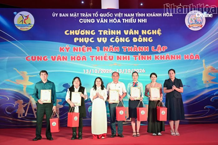 Ban Giám đốc Cung Văn hóa Thiếu nhi tỉnh tặng thư cảm ơn và quà tri ân cho các doanh nghiệp đồng hành.