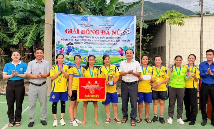 Lãnh đạo Ủy ban MTTQ Việt Nam xã, Trung tâm Dịch vụ sự nghiệp công xã và Ban tổ chức trao giải nhất cho liên quân 3 thôn Vĩnh Bình, Vĩnh An, Tân An.