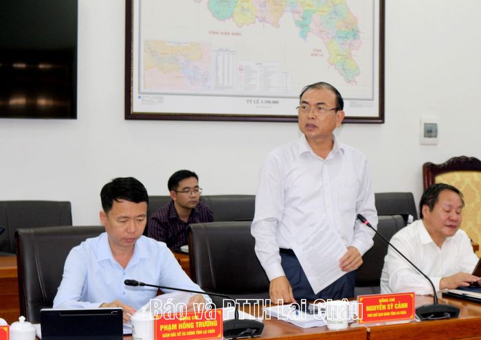 Đồng chí Nguyễn Sỹ Cảnh - Phó Chủ tịch UBND tỉnh phát biểu ý kiến tại phiên họp.
