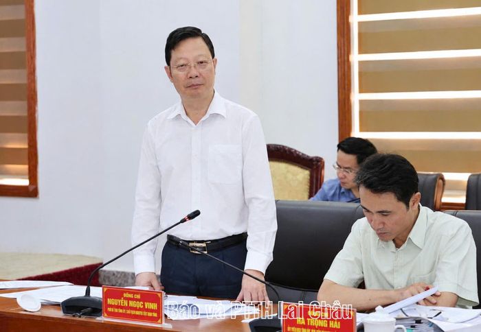 Đồng chí Nguyễn Ngọc Vinh - Phó Bí thư Tỉnh ủy, Chủ tịch Ủy ban MTTQ Việt Nam tỉnh phát biểu tại phiên họp.