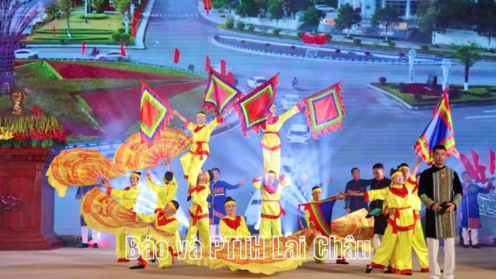 Tiết mục văn nghệ chào mừng lễ tổng kết và trao giải cuộc thi.