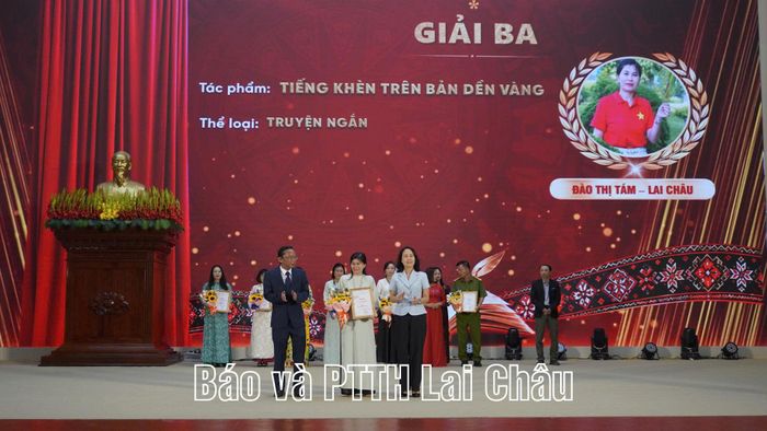 Lãnh đạo Báo và PTTH Lai Châu và Sở Nông nghiệp, Phát triển Nông thôn trao giải C thể loại truyện ngắn cho tác giả .