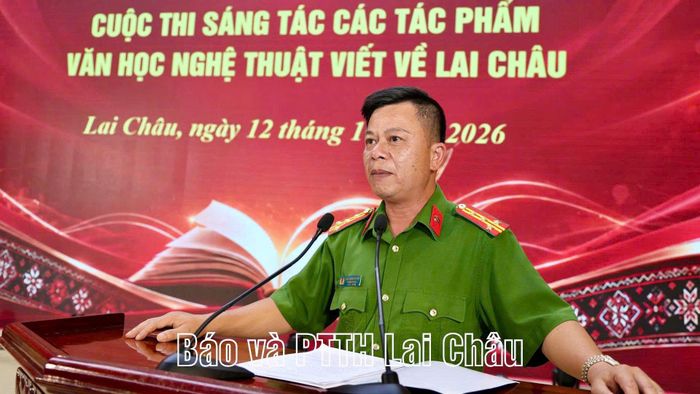 Tác giả Đinh Hồng Dương (Công an tỉnh) chia sẻ cảm xúc tại lễ tổng kết và trao giải.