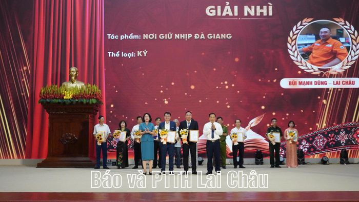 Lãnh đạo Ủy ban MTTQ Việt Nam tỉnh và Bí thư phường Đoàn Kết trao giải B thể loại ký cho các tác giả.