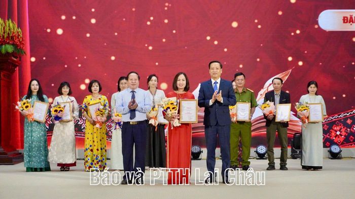 Các đồng chí: Tống Thanh Hải - Phó Chủ tịch Thường trực UBND tỉnh; Lê Đức Dục - Trưởng Ban Tuyên giáo Tỉnh ủy, Trưởng Ban Tổ chức Cuộc thi trao giải A cho tác giả Đặng Thị Thúy (Thành phố Hải Phòng) ở thể loại truyện ngắn.