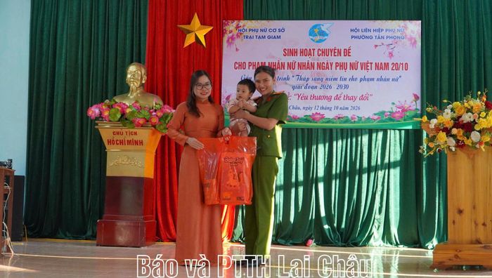 Lãnh đạo Hội LHPN phường Tân Phong tặng quà cho cháu bé được Hội Phụ nữ cơ sở Trại Tạm giam nhận nuôi.