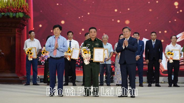 Lãnh đạo Sở Công thương và Sở Văn hóa, Thể thao và Du lịch trao giải ba cho các tác giả.