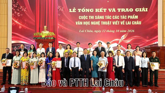 Các đồng chí lãnh đạo tỉnh, sở, ban, ngành chúc mừng các tác giả đoạt giải ở các thể loại.