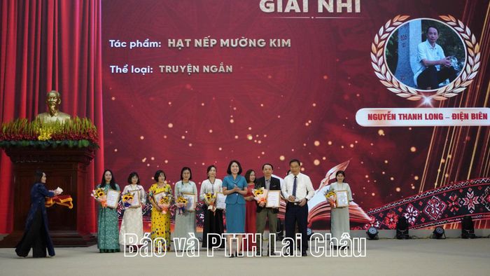 Lãnh đạo Ủy ban MTTQ Việt Nam tỉnh và Bí thư phường Đoàn Kết trao giải Nhì thể loại truyện ngắn cho các tác giả.