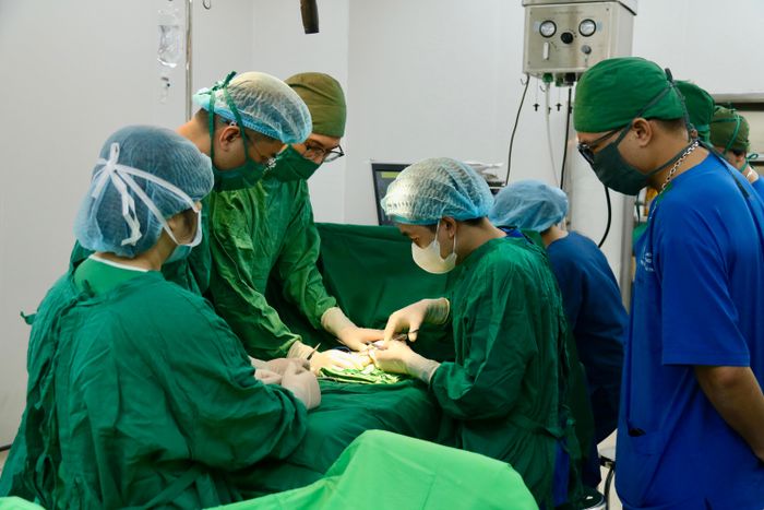 Các bác sĩ thực hiện phẫu thuật cho trẻ em khuyết tật