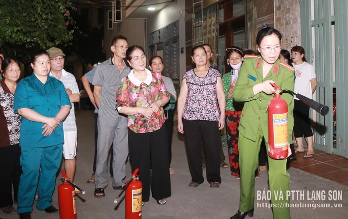 Phó Trưởng Công an phường Kỳ Lừa hướng dẫn người dân sử dụng bình chữa cháy xách tay