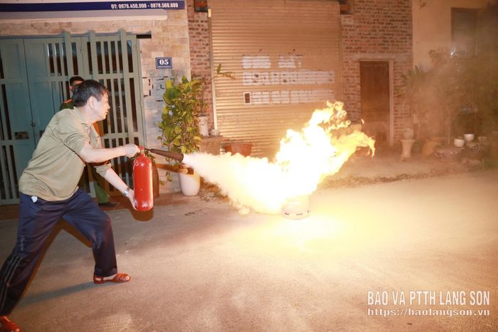 Người dân chữa cháy tại buổi thực tập phương án
