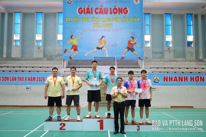 Đại diện Ban Tổ chức trao giải cho các VĐV xuất sắc nhất môn cầu lông nội dung đôi nam