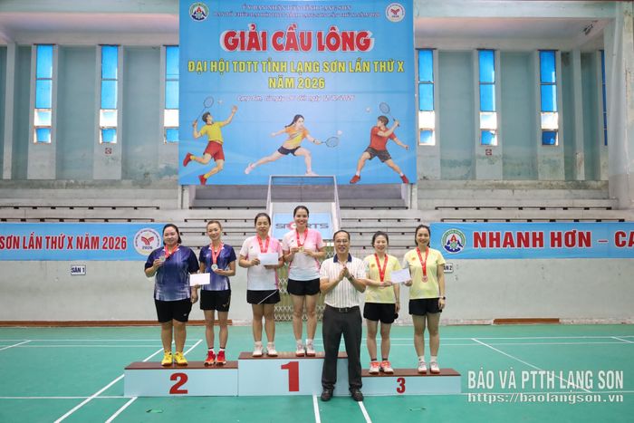 Đại diện Ban Tổ chức trao giải cho các VĐV xuất sắc nhất môn cầu lông nội dung đôi nữ