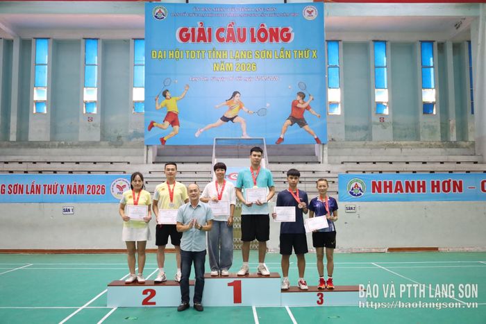 Đại diện Ban Tổ chức trao giải cho các VĐV xuất sắc nhất môn cầu lông nội dung đôi nam - nữ