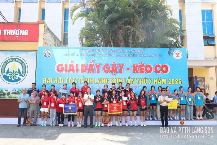 Đại diện Ban Tổ chức trao giải cho các đội xuất sắc nhất môn kéo co nội dung đội nữ