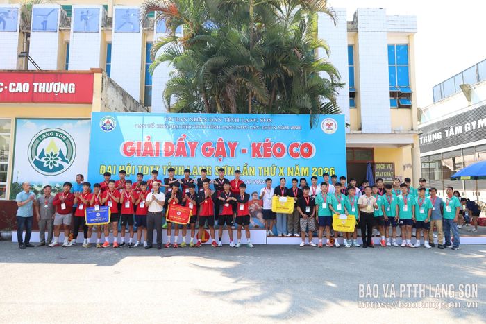 Đại diện Ban Tổ chức trao giải cho các đội xuất sắc nhất môn kéo co nội dung đội nam