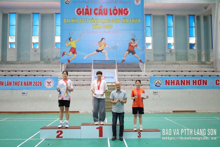 Đại diện Ban Tổ chức trao giải cho các VĐV xuất sắc nhất môn cầu lông nội dung đơn nữ