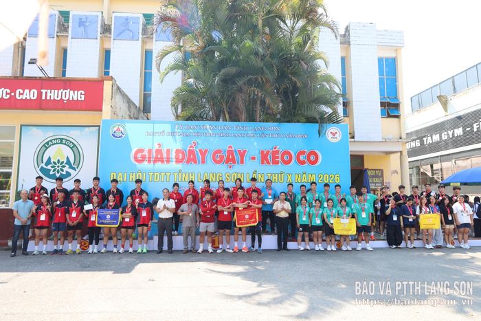 Đại diện Ban Tổ chức trao giải cho các đội xuất sắc nhất môn kéo co nội dung đội nam nữ phối hợp