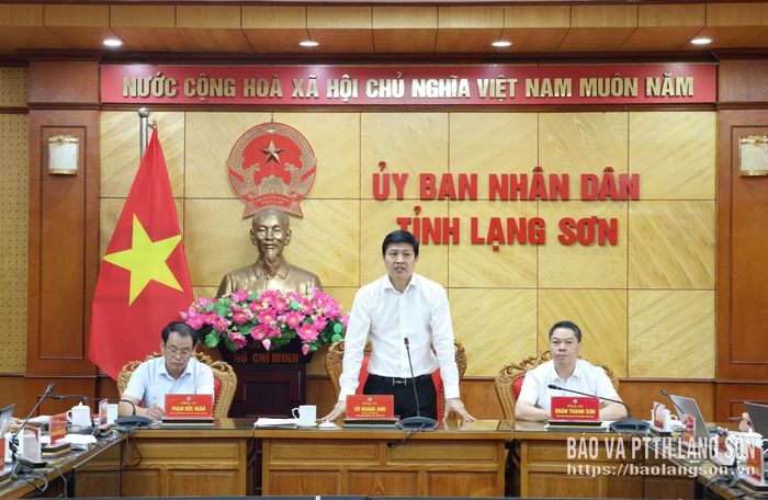 Đồng chí Vũ Hoàng Anh, Phó Bí thư Tỉnh ủy, Chủ tịch Ủy ban MTTQ Việt Nam tỉnh phát biểu tại cuộc họp