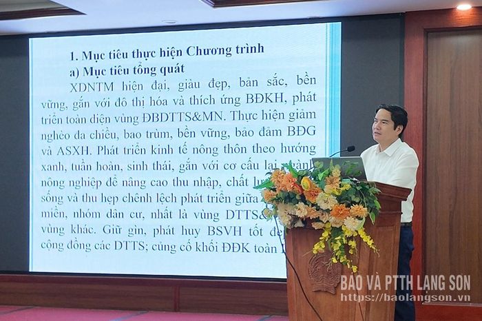 Báo cáo viên từ Sở Dân tộc và Tôn giáo truyền đạt nội dung bồi dưỡng tại hội nghị