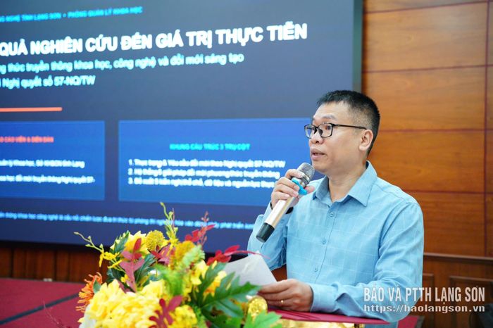 Đại diện phòng chuyên môn Sở Khoa học và Công nghệ phát biểu tham luậntại hội thảo
